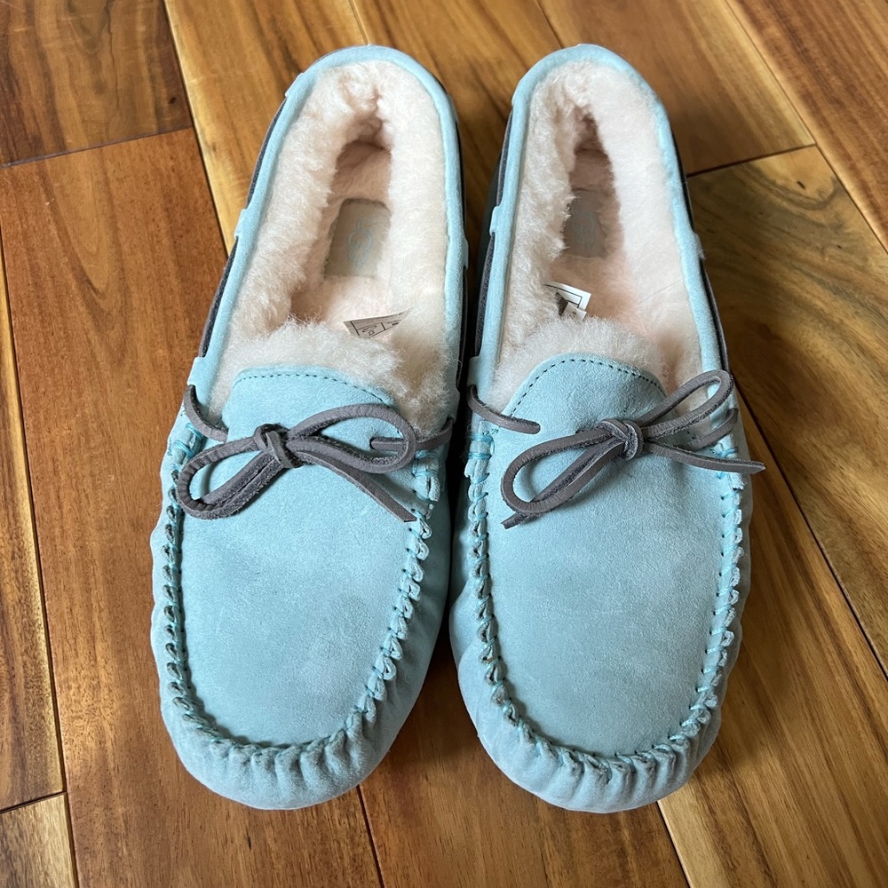 **LIKE NEW** Uggs rare color slipper